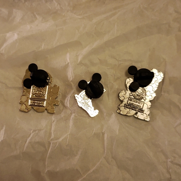 🎁 SALE 🎁 3 Chip Disney Trading Pins - Picture 2 of 2